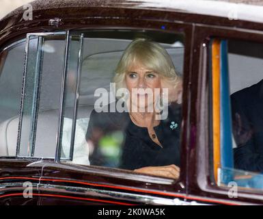 London, Großbritannien. 13. September 2022. Die britische Camilla, Queen Consort und der britische König Charles III (nicht abgebildet) werden vor der Ankunft des Royal Hearse mit dem Sarg von Königin Elizabeth II. In London in den Buckingham Palace gefahren. Bilddatum: Dienstag, 13. September 2022, London. Quelle: Isabel Infantes/Alamy Live News Stockfoto
