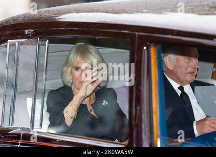 London, Großbritannien. 13. September 2022. Die britische Camilla, Queen Consort und der britische König Charles III werden vor der Ankunft des Royal Hearse mit dem Sarg von Königin Elizabeth II. In London in den Buckingham Palace gefahren. Bilddatum: Dienstag, 13. September 2022, London. Quelle: Isabel Infantes/Alamy Live News Stockfoto