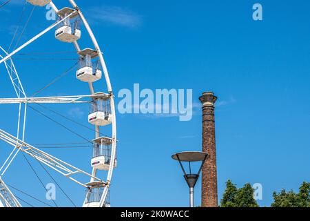 Skyline am Millennium Square mit Riesenrad und Kamin, Bristol, England Stockfoto