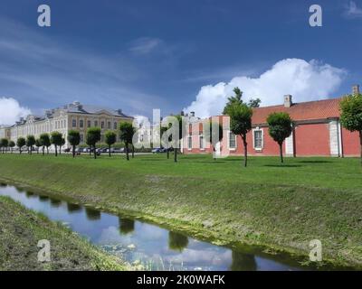 Schloss Rundale, ehemalige Sommerresidenz des lettischen Adels mit einem schönen Gärten herum. Stockfoto