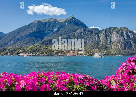 Tremezzo Dorf und Berg am Comer See von Bellagio bei Sonnenuntergang, Italien Stockfoto