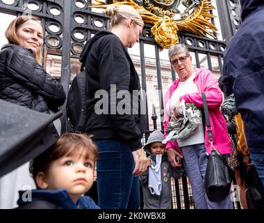 London, Großbritannien. 13. September 2022. Die Menschen stehen Schlange, um der am längsten regierenden Monarchin, Königin Elisabeth II., Respekt zu erweisen, da der Sarg mit ihrem Leichnam am 13. September 2022 im Buckingham Palace in London, Großbritannien, eintreffen wird. Elisabeth II. Verstarb am 8. September in Schottland. Sie bleibt nach den Zeremonien in Edinburgh, ihr Leichnam wird am 13. September nach London verlegt und die Öffentlichkeit darf den Palast besuchen, um Respekt zu zollen. (Foto von Dominika Zarzycka/Sipa USA) Quelle: SIPA USA/Alamy Live News Stockfoto