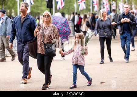 London, Großbritannien. 13. September 2022. Die Menschen kommen, um der längsten regierenden Monarchin, Königin Elisabeth II., Respekt zu erweisen, da der Sarg mit ihrem Leichnam am 13. September 2022 im Buckingham Palace in London, Großbritannien, eintreffen wird. Elisabeth II. Verstarb am 8. September in Schottland. Ihre Überreste nach den Zeremonien in Edinburgh werden am 13. September nach London verlegt und die Öffentlichkeit darf den Palast besuchen, um Respekt zu zollen. (Foto von Dominika Zarzycka/Sipa USA) Quelle: SIPA USA/Alamy Live News Stockfoto