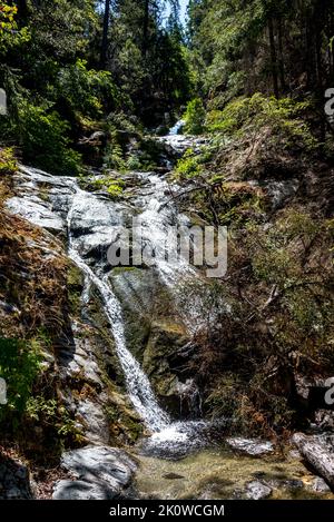 Upper Whiskeytown Falls, ein Wasserfall, der nur durch Wanderungen erreicht wird, in den Klamath Mountains im Norden von Kalifornien, Shasta County (ein nationales Erholungsgebiet). Stockfoto