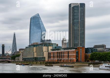 LONDON, ENGLAND - 21.. JULI 2022: Moderne Gebäude am Südufer der Themse, London, England Stockfoto