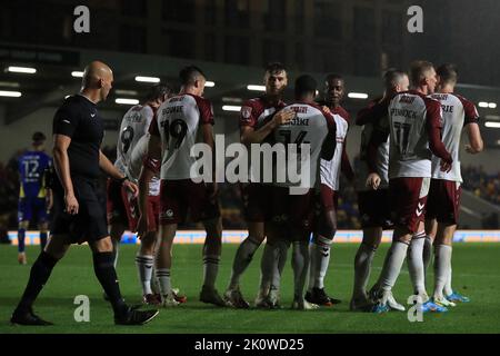 Merton, Großbritannien. 13. September 2022. ZIEL: Spieler von Northampton Town feiern das zweite Tor während des Sky Bet League 2-Spiels AFC Wimbledon gegen Northampton Town im Cherry Red Records Stadium, Merton, Großbritannien, 13.. September 2022 (Foto von Carlton Myrie/News Images) in Merton, Großbritannien am 9/13/2022. (Foto von Carlton Myrie/News Images/Sipa USA) Quelle: SIPA USA/Alamy Live News Stockfoto