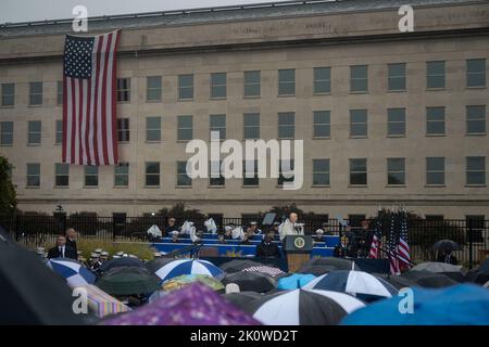 Washington, Vereinigte Staaten von Amerika. 11. September 2022. US-Präsident Joe Biden hält bei strömendem Regen während einer Zeremonie zur Erinnerung an die Opfer der al-Quida-Angriffe am National 9/11 Pentagon Memorial am 11. September 2022 in Arlington, Virginia, eine Rede. Die Nation feierte den 21.. Jahrestag der Terroranschläge, bei denen fast 3.000 Menschen getötet wurden. Kredit: pO2 Alexander Kubitza/DOD Foto/Alamy Live Nachrichten Stockfoto