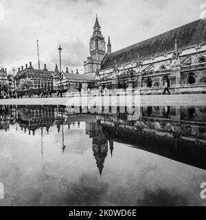 Das Parlament spiegelte sich nach dem Regen in einer Pfütze wunderbar wider. Stockfoto