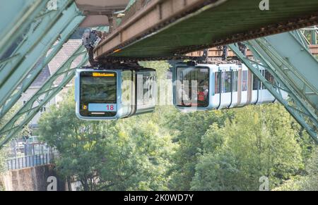 Wuppertal september2022: Die Wuppertaler Schwebebahn ist ein öffentliches Verkehrssystem in Wuppertal, das am 1. März 1901 eröffnet wurde Stockfoto