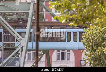 Wuppertal september2022: Die Wuppertaler Schwebebahn ist ein öffentliches Verkehrssystem in Wuppertal, das am 1. März 1901 eröffnet wurde Stockfoto