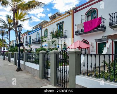 Straßen in der Hafenstadt Gran Canaria, Puerto de Mogan. Die weißen Fassaden der Häuser sind mit blühenden Blumen geschmückt. Kanarische Inseln Spanien Stockfoto