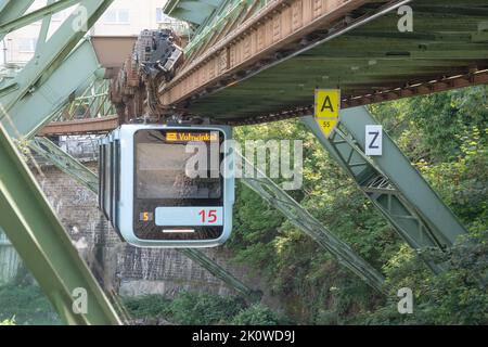 Wuppertal september2022: Die Wuppertaler Schwebebahn ist ein öffentliches Verkehrssystem in Wuppertal, das am 1. März 1901 eröffnet wurde Stockfoto