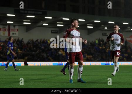 TOR: Sam Hoskins #7 von Northampton Town feiert die eigenen Torwerte, die es während des Spiels der Sky Bet League 2 AFC Wimbledon gegen Northampton Town im Cherry Red Records Stadium, Merton, Großbritannien, 13.. September 2022 schaffen (Foto von Carlton Myrie/News Images) Stockfoto