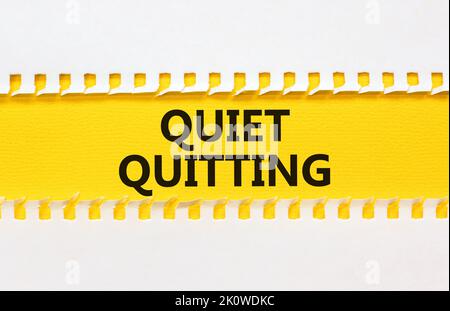 Symbol für leises Beenden. Konzeptwörter ruhiges Aufhören auf gelbem und weißem Papier. Schöner gelber und weißer Hintergrund. Business and Quiet Quitting Konz Stockfoto