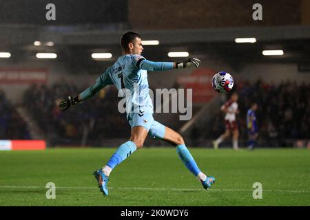 Merton, Großbritannien. 13. September 2022. Nik Tzanev #1 von AFC Wimbledon gesehen während des Sky Bet League 2 Spiels AFC Wimbledon gegen Northampton Town im Cherry Red Records Stadium, Merton, Großbritannien, 13.. September 2022 (Foto von Carlton Myrie/News Images) in Merton, Großbritannien am 9/13/2022. (Foto von Carlton Myrie/News Images/Sipa USA) Quelle: SIPA USA/Alamy Live News Stockfoto