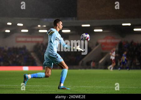 Merton, Großbritannien. 13. September 2022. Nik Tzanev #1 von AFC Wimbledon in Aktion während des Sky Bet League 2-Spiels AFC Wimbledon gegen Northampton Town im Cherry Red Records Stadium, Merton, Großbritannien, 13.. September 2022 (Foto von Carlton Myrie/News Images) in Merton, Großbritannien am 9/13/2022. (Foto von Carlton Myrie/News Images/Sipa USA) Quelle: SIPA USA/Alamy Live News Stockfoto