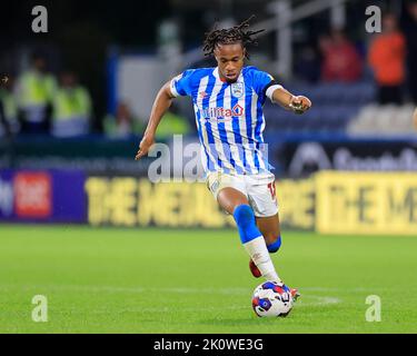 Huddersfield, Großbritannien. 13. September 2022. David Kasumu #18 von Huddersfield Town während des Sky Bet Championship-Spiels Huddersfield Town gegen Wigan Athletic im John Smith's Stadium, Huddersfield, Großbritannien, 13.. September 2022 (Foto von Conor Molloy/News Images) in Huddersfield, Großbritannien am 9/13/2022. (Foto von Conor Molloy/News Images/Sipa USA) Quelle: SIPA USA/Alamy Live News Stockfoto