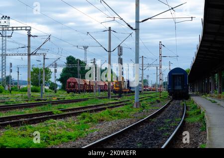 Zug in Bewegung oder am Bahnsteig in Suceava, Bahnhof Burdujeni, Rumänien, 2022 Stockfoto