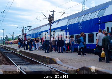 Zug in Bewegung oder am Bahnsteig in Suceava, Bahnhof Burdujeni, Rumänien, 2022 Stockfoto