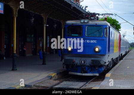 Zug in Bewegung oder am Bahnsteig in Suceava, Bahnhof Burdujeni, Rumänien, 2022 Stockfoto