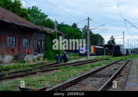 Zug in Bewegung oder am Bahnsteig in Suceava, Bahnhof Burdujeni, Rumänien, 2022 Stockfoto