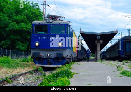 Zug in Bewegung oder am Bahnsteig in Suceava, Bahnhof Burdujeni, Rumänien, 2022 Stockfoto