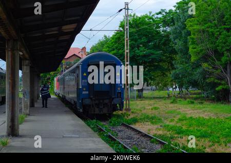 Zug in Bewegung oder am Bahnsteig in Suceava, Bahnhof Burdujeni, Rumänien, 2022 Stockfoto