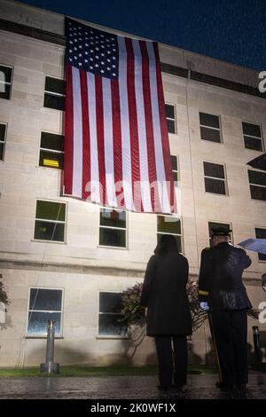 Washington, Vereinigte Staaten von Amerika. 11. September 2022. Der Vorsitzende der Joint Chiefs of Staff Army, General Mark Milley, und seine Frau Hollyanne Milley stehen für eine Flagge im Morgengrauen, die am 11. September 2022 in Arlington, Virginia, am National 9/11 Pentagon Memorial enthüllt wird. Die Nation feierte den 21.. Jahrestag der Angriffe von al-Qaida-Terroristen, bei denen fast 3.000 Menschen getötet wurden. Kredit: pO2 Alexander Kubitza/DOD Foto/Alamy Live Nachrichten Stockfoto