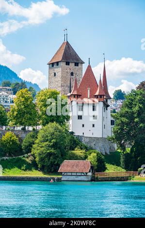 Die Altstadt des Dorfes Spiez am Ufer des Thunersees im Kanton Bern, Schweiz Stockfoto