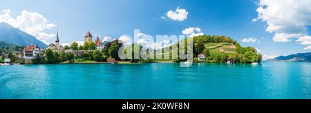 Die Altstadt des Dorfes Spiez am Ufer des Thunersees im Kanton Bern, Schweiz Stockfoto