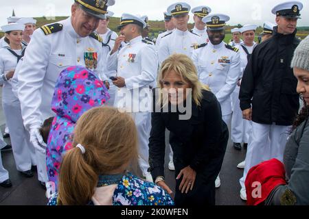 Shankville, Vereinigte Staaten von Amerika. 11. September 2022. Die US First Lady Jill Biden begrüßt die USS Somerset-Familienmitglieder während der Gedenkfeier anlässlich der Terroranschläge von 911 auf dem Flight 93 National Memorial, 11. September 2022 in Shankville, Pennsylvania. Die Nation feierte den 21.. Jahrestag der Angriffe von al-Qaida-Terroristen, bei denen fast 3.000 Menschen getötet wurden. Kredit: MC1 Benjamin Dobbs/U.S. Navy Photo/Alamy Live News Stockfoto