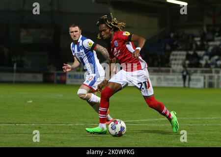 Hartlepool, Großbritannien. 13. September 2022. Crewe Alexanders Tariq Uwakwe tritt am Dienstag, den 13.. September 2022, im Sky Bet League 2-Spiel zwischen Hartlepool United und Crewe Alexandra im Victoria Park, Hartlepool, gegen den Callum Cooke von Hartlepool United an. (Kredit: Michael Driver | MI Nachrichten) Kredit: MI Nachrichten & Sport /Alamy Live Nachrichten Stockfoto