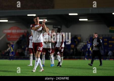 Merton, Großbritannien. 13. September 2022. Harvey Lintott #20 von Northampton Town begrüßt die Unterstützung während des Spiels der Sky Bet League 2 AFC Wimbledon gegen Northampton Town im Cherry Red Records Stadium, Merton, Großbritannien, 13.. September 2022 (Foto von Carlton Myrie/News Images) in Merton, Großbritannien am 9/13/2022. (Foto von Carlton Myrie/News Images/Sipa USA) Quelle: SIPA USA/Alamy Live News Stockfoto