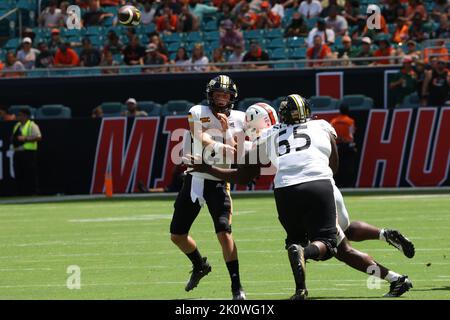 Der Quarterback von Southern Miss Golden Eagles Zach Wilcke (12) lässt den Ball am 10. September 2022 im Hard Rock Stadium in Miami Gardens, FL, passieren. Miami Hurricanes besiegten Southern Miss Golden Eagles 30-7 (Credit: Paul Fong/Image of Sport) Stockfoto