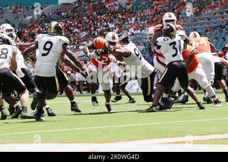 Miami Hurricanes Running Back Thaddius Franklin Jr. (22) bricht ein Tackle bei seinem Touchdown-Lauf im Hard Rock Stadium am 10. September 2022 in Miami Gardens, FL. Miami Hurricanes besiegten Southern Miss Golden Eagles 30-7 (Credit: Paul Fong/Image of Sport) Stockfoto