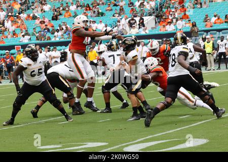 Der Quarterback von Southern Miss Golden Eagles Zach Wilcke (12) erhält die Auszeichnung trotz des Ansturms im Hard Rock Stadium am 10. September 2022 in Miami Gardens, FL. Miami Hurricanes besiegten Southern Miss Golden Eagles 30-7 (Credit: Paul Fong/Image of Sport) Stockfoto