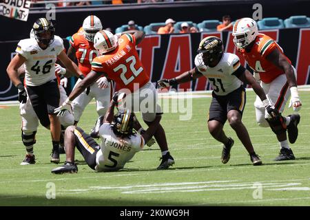 Southern Miss Golden Eagles Safety Jay Jones (5) bekämpft Miami Hurricanes, die am 10. September 2022 im Hard Rock Stadium in Miami Gardens, FL, gegen Thaddius Franklin, Jr. (22) zurücklaufen. Miami Hurricanes besiegten Southern Miss Golden Eagles 30-7 (Credit: Paul Fong/Image of Sport) Stockfoto