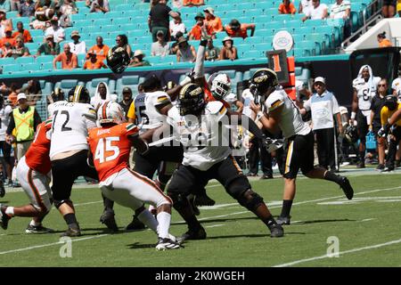 Bryce Ramsey (55) verliert seinen Helm, während er Quarterback Zach Wilcke (12) am 10. September 2022 im Hard Rock Stadium in Miami Gardens, FL, beschützt. Miami Hurricanes besiegten Southern Miss Golden Eagles 30-7 (Credit: Paul Fong/Image of Sport) Stockfoto