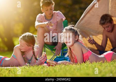 Faule Sommertage mit meinen Freunden. Eine Gruppe junger Freunde, die auf ihrem Campingplatz rumhängen. Stockfoto