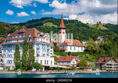 Dorf am Ufer des Thunersees, Kanton Bern, Schweiz Stockfoto