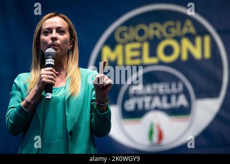 Turin, Italien. 13. September 2022. Giorgia Meloni, Vorsitzende der italienischen rechtsextremen Partei Fratelli d'Italia (Brüder von Italien), Gesten während einer Kundgebung im Rahmen des Wahlkampfs für die Parlamentswahlen. Die Italiener stehen am 25. September bei den Parlamentswahlen an der Wahl. Kredit: Nicolò Campo/Alamy Live Nachrichten Stockfoto