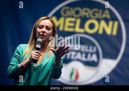 Turin, Italien. 13. September 2022. Giorgia Meloni, Vorsitzende der italienischen rechtsextremen Partei Fratelli d'Italia (Brüder von Italien), Gesten während einer Kundgebung im Rahmen des Wahlkampfs für die Parlamentswahlen. Die Italiener stehen am 25. September bei den Parlamentswahlen an der Wahl. Kredit: Nicolò Campo/Alamy Live Nachrichten Stockfoto