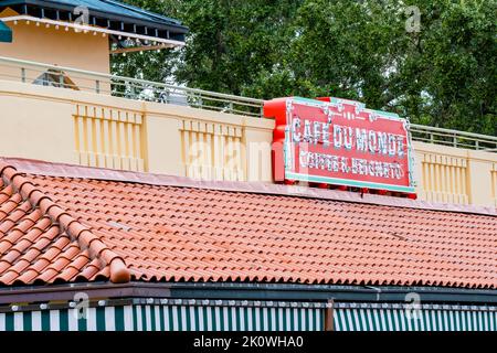 NEW ORLEANS, LA, USA - 22. SEPTEMBER 2019: Cafe Du Monde Schild und Dach des Gebäudes im City Park Stockfoto