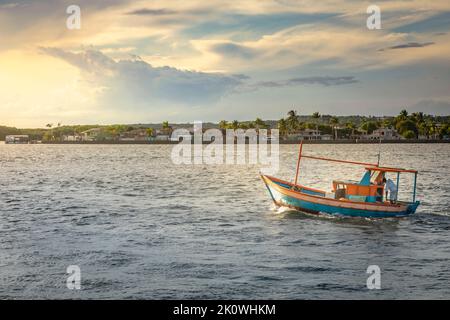 Trawler Boot bei Sonnenuntergang in Porto Seguro, BAHIA, Nordostbrasilien Stockfoto