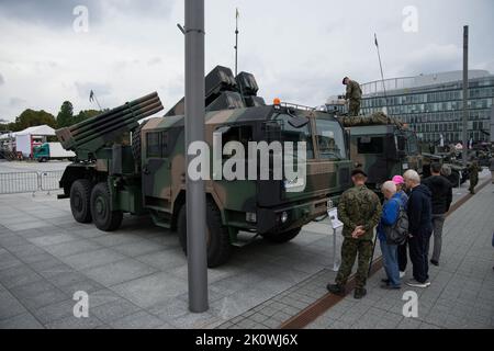 Ein WR-40 Langusta MLRS (Multiple Launch Rocket System) auf Basis des beliebten sowjetischen BM-21 Grad wird am 13. September auf dem Pilsudski-Platz in Warschau, Polen, gesehen Stockfoto