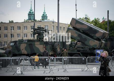 Die Militärausrüstung der polnischen Armee ist auf dem Display zu sehen, darunter ein NSM-Raketenwerfer (hinten) und DAS POPRAD Very Short Range Air Defense System (vorne) Stockfoto