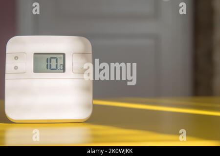 Thermostat für den Heimbereich eingestellt, um die niedrigste Temperatur beizubehalten. Konzept der Gas-, Strom- und Energiekrise. Problem mit Heizung, massive Preiserhebung. Stockfoto