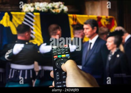 Belgrad, Serbien - 12. September 2022: Sarg der Königin Elisabeth II. Wurde in den Palast von Holyroodhouse, Schottland, getragen. Nachrichten im fernsehen über späte Q Stockfoto