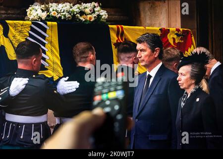 Belgrad, Serbien - 12. September 2022: Sarg der Königin Elisabeth II. Wurde in den Palast von Holyroodhouse, Schottland, getragen. Nachrichten im fernsehen über späte Q Stockfoto