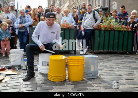 Der Bucket Boy Matthew Pretty tritt auf der Royal Mile auf. Edinburgh Festival Fringe 2022-5 Aug-29 Aug Edinburgh UK. Stockfoto